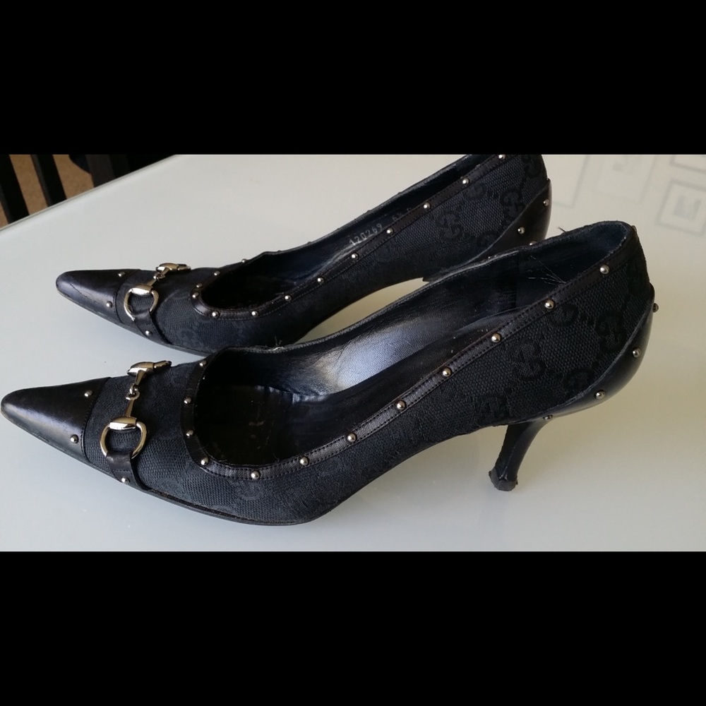 Gucci pumps— Gucci fabric logo with leather trim.
